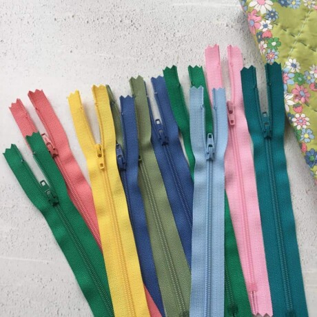 6 Tips – How to Sew Zippers Easily and Quickly